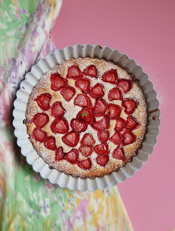 GLUTEN FREE STRAWBERRY CAKE / GLUTEENITON MANSIKKA-MANTELIMASSAPIIRAKKA