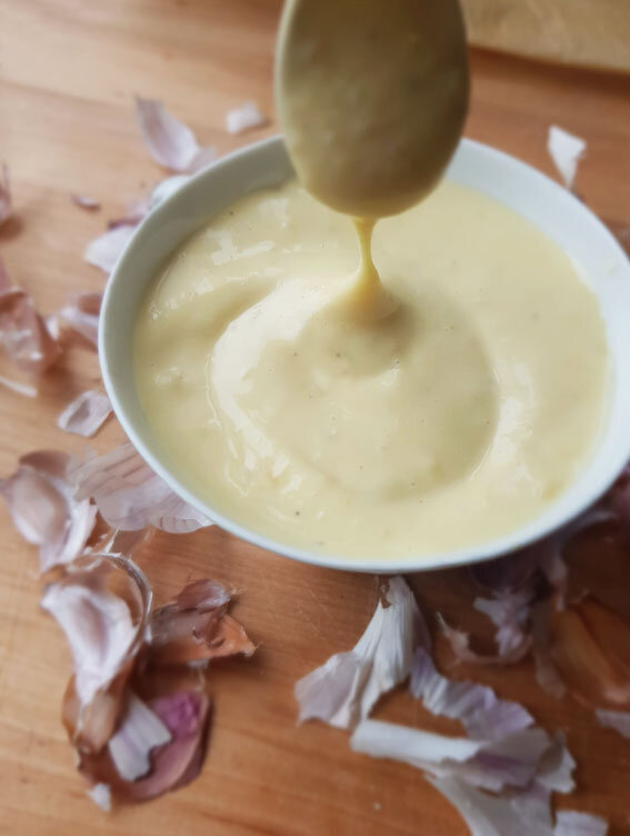 GARLIC CONFIT AIOLI / AIOLI HAUDUTETUISTA VALKOSIPULEISTA